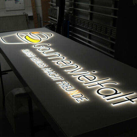 Leuchtreklame: Lichtwerbeanlage mit 3D-Optik. Produziert von der Firma Bertelmann GmbH & Co. KG aus Bünde, in NRW.