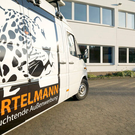 Fahrzeugbeschriftung: Transporter - Vollfoliert. Produziert von BERTELMANN aus Bünde, in NRW.