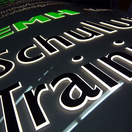 Lichtwerbung: Leuchtbuchstaben. Produziert von der Firma Bertelmann GmbH & Co. KG aus Bünde, in NRW.