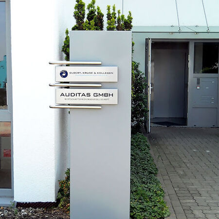 Leit-und Orientierungssysteme: Edelstahlpylon im Eingangsbereich. Produziert von der Firma Bertelmann GmbH & Co. KG aus Bünde, in NRW.
