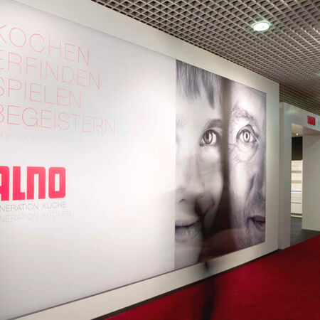 Innenwerbung: Werbeplakat XXL. Produziert von der Firma Bertelmann GmbH & Co. KG aus Bünde, in NRW.